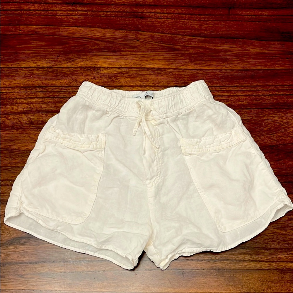 Zara Cream Cargo Shorts with Relaxed Fit